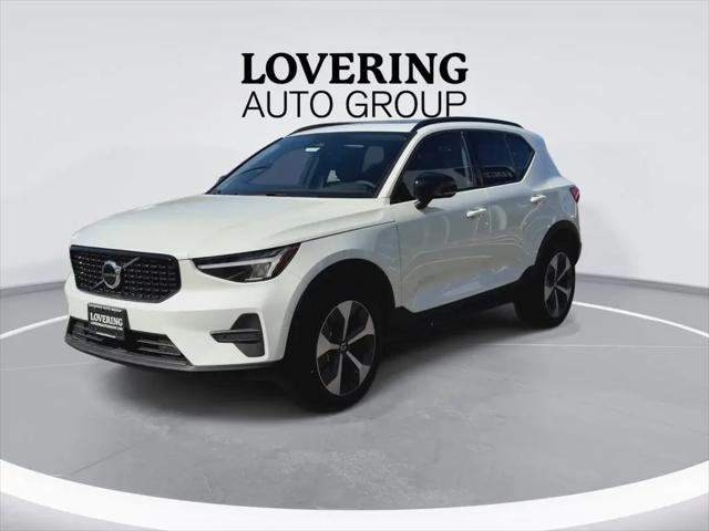 2026 Volvo XC40 Core, B5 AWD Gas (mild hybrid), Dark