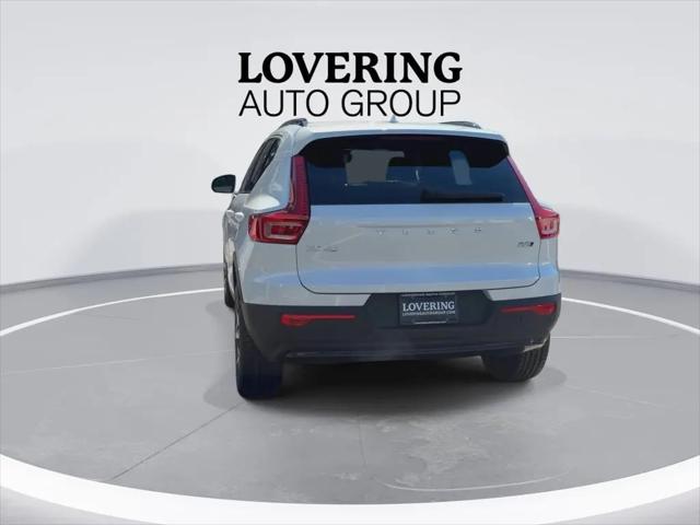 2026 Volvo XC40 Core, B5 AWD Gas (mild hybrid), Dark