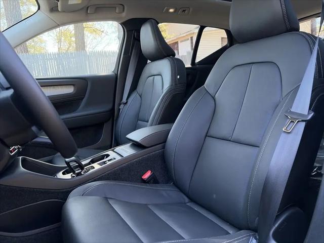 2026 Volvo XC40 Core, B5 AWD Gas (mild hybrid), Dark