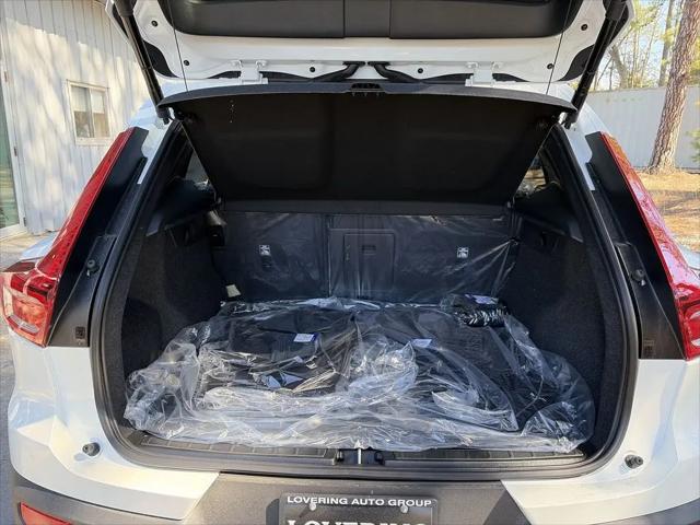 2026 Volvo XC40 Core, B5 AWD Gas (mild hybrid), Dark