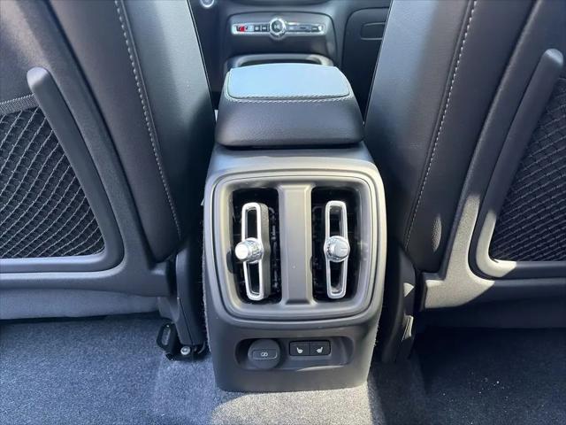 2026 Volvo XC40 Core, B5 AWD Gas (mild hybrid), Dark
