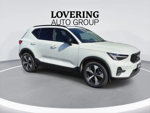 2026 Volvo XC40 Core, B5 AWD Gas (mild hybrid), Dark