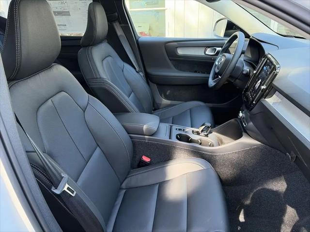 2026 Volvo XC40 Core, B5 AWD Gas (mild hybrid), Dark