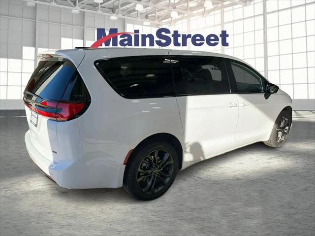 2026 Chrysler Pacifica Select AWD