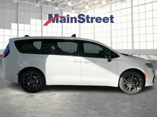 2026 Chrysler Pacifica Select AWD