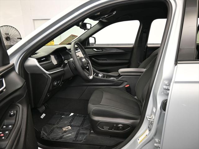 2024 Jeep Grand Cherokee L Laredo 4x2