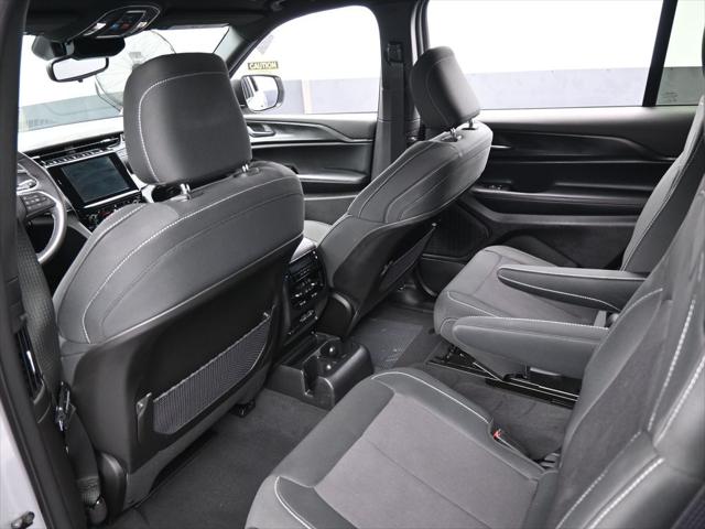 2024 Jeep Grand Cherokee L Laredo 4x2
