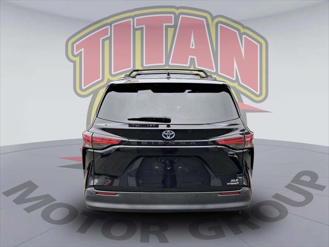 2022 Toyota Sienna XLE [2]