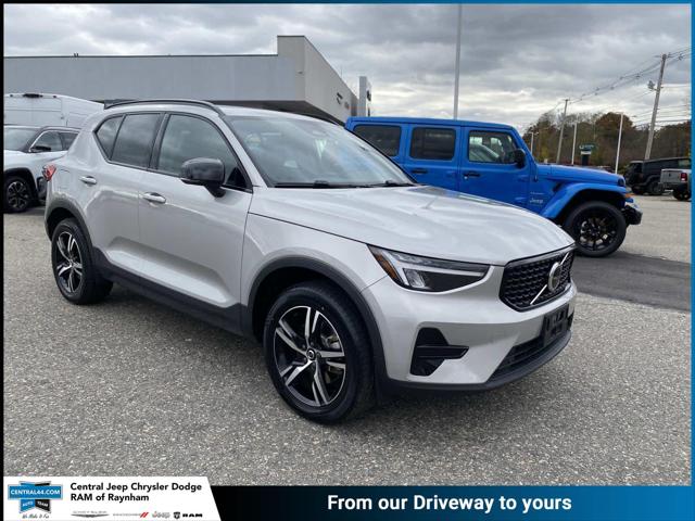 2024 Volvo XC40 B5 Core Dark Theme