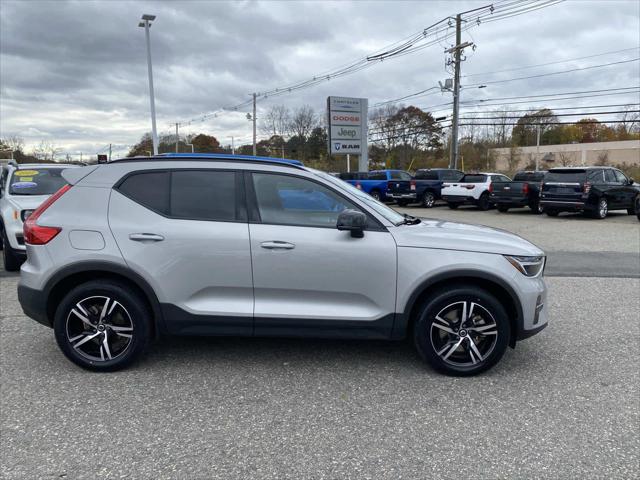 2024 Volvo XC40 B5 Core Dark Theme