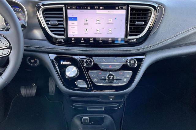 2026 Chrysler Pacifica Select AWD