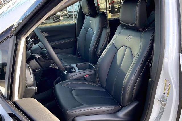 2026 Chrysler Pacifica Select AWD