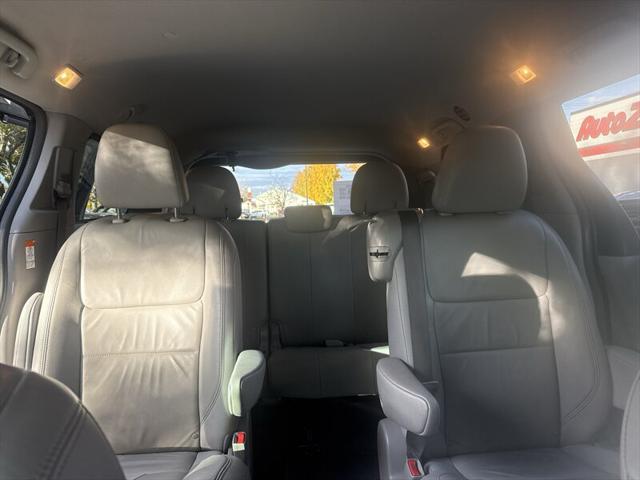 2018 Toyota Sienna XLE 8-Pass 3.5L 4dr