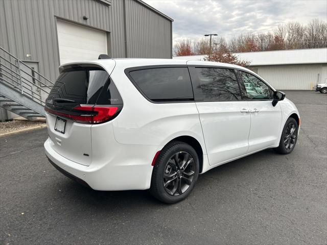 2026 Chrysler Pacifica Select AWD