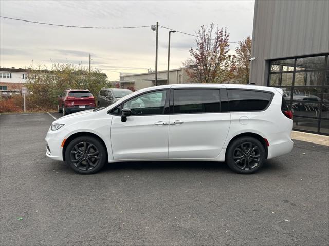 2026 Chrysler Pacifica Select AWD