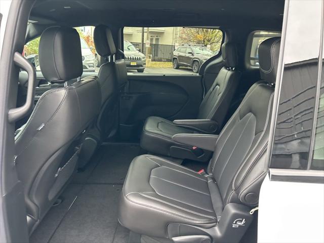 2026 Chrysler Pacifica Select AWD