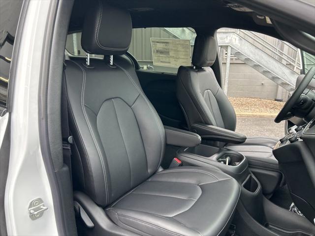 2026 Chrysler Pacifica Select AWD