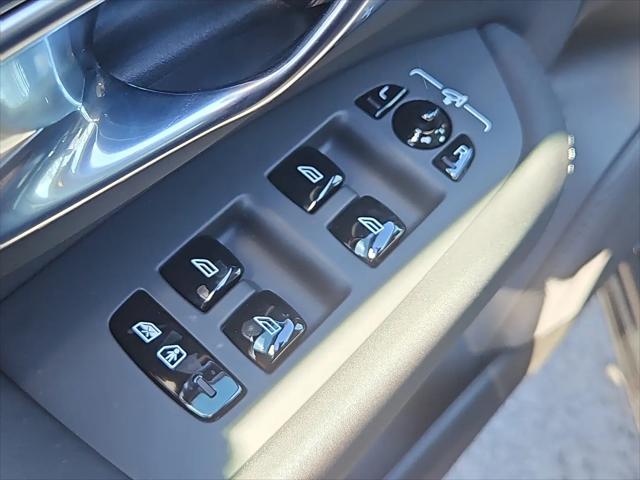 2026 Volvo XC90 Ultra, B6 AWD Gas (mild hybrid), Gasoline, Bright, 7 Seats