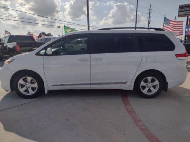 2013 Toyota Sienna LE V6 8 Passenger