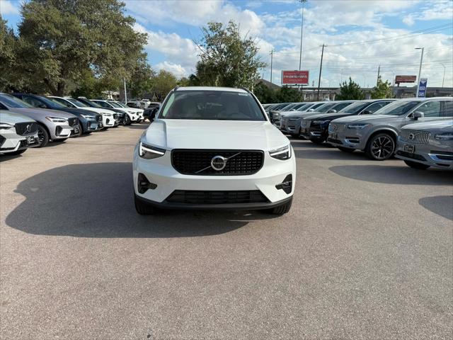 2026 Volvo XC40 Plus, B5 AWD Gas (mild hybrid), Dark