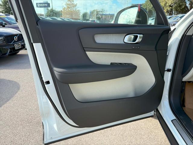 2026 Volvo XC40 Plus, B5 AWD Gas (mild hybrid), Dark