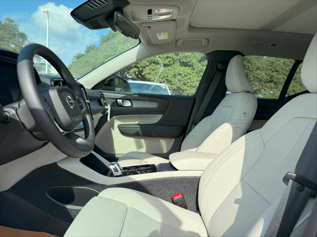 2026 Volvo XC40 Plus, B5 AWD Gas (mild hybrid), Dark