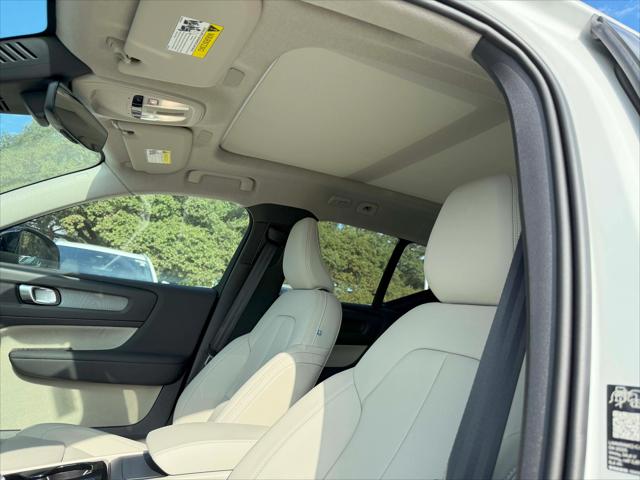 2026 Volvo XC40 Plus, B5 AWD Gas (mild hybrid), Dark
