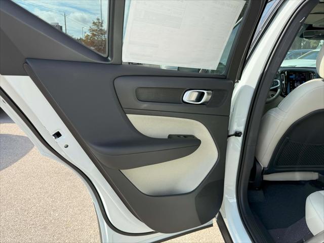 2026 Volvo XC40 Plus, B5 AWD Gas (mild hybrid), Dark