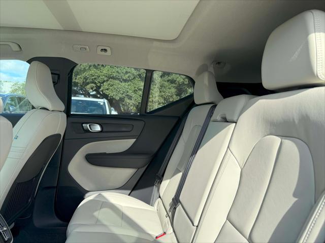 2026 Volvo XC40 Plus, B5 AWD Gas (mild hybrid), Dark