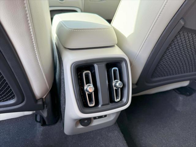 2026 Volvo XC40 Plus, B5 AWD Gas (mild hybrid), Dark