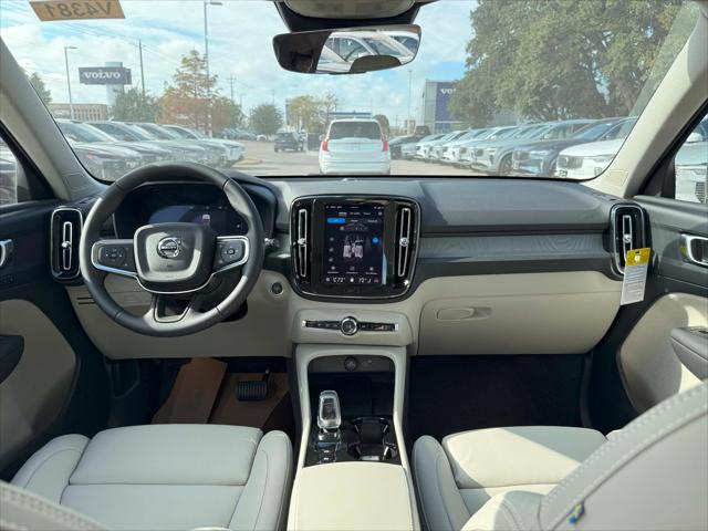 2026 Volvo XC40 Plus, B5 AWD Gas (mild hybrid), Dark