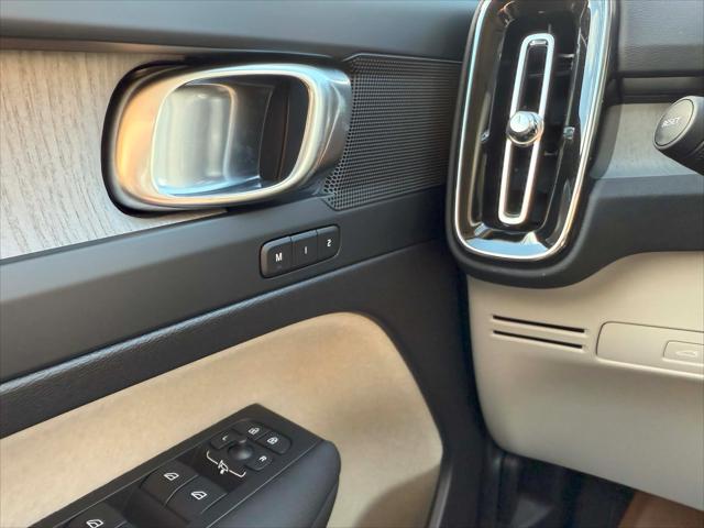 2026 Volvo XC40 Plus, B5 AWD Gas (mild hybrid), Dark