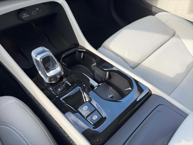 2026 Volvo XC40 Plus, B5 AWD Gas (mild hybrid), Dark