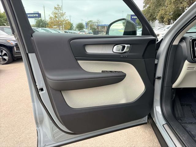 2026 Volvo XC40 Plus, B5 AWD Gas (mild hybrid), Dark
