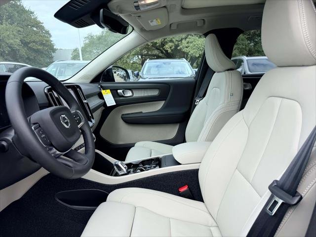 2026 Volvo XC40 Plus, B5 AWD Gas (mild hybrid), Dark