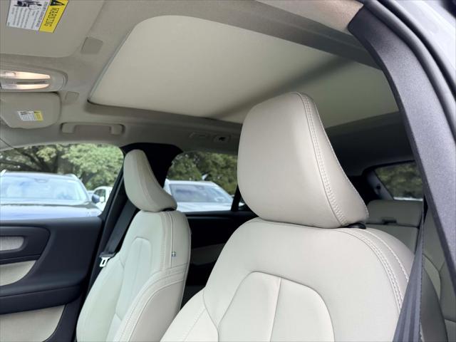 2026 Volvo XC40 Plus, B5 AWD Gas (mild hybrid), Dark