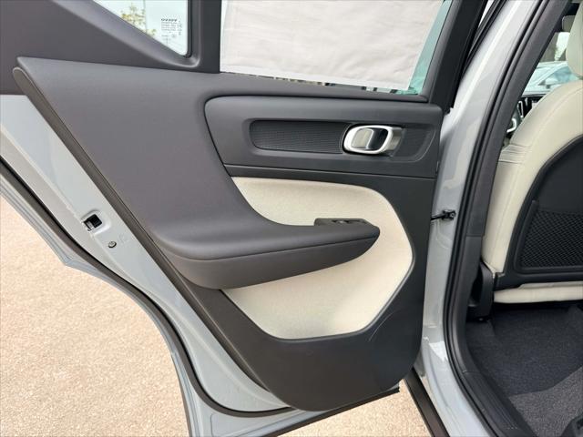 2026 Volvo XC40 Plus, B5 AWD Gas (mild hybrid), Dark