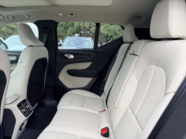 2026 Volvo XC40 Plus, B5 AWD Gas (mild hybrid), Dark