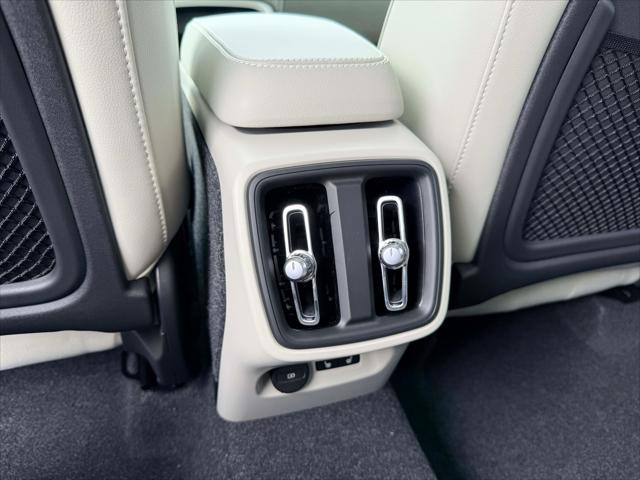 2026 Volvo XC40 Plus, B5 AWD Gas (mild hybrid), Dark