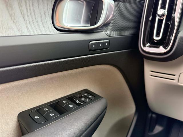 2026 Volvo XC40 Plus, B5 AWD Gas (mild hybrid), Dark