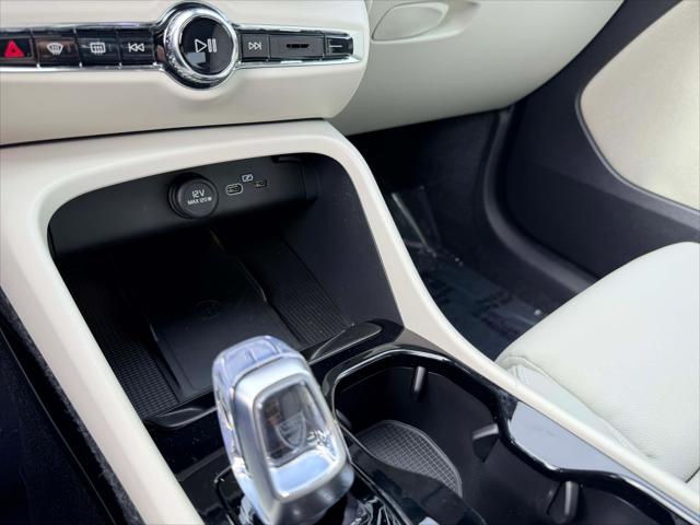 2026 Volvo XC40 Plus, B5 AWD Gas (mild hybrid), Dark