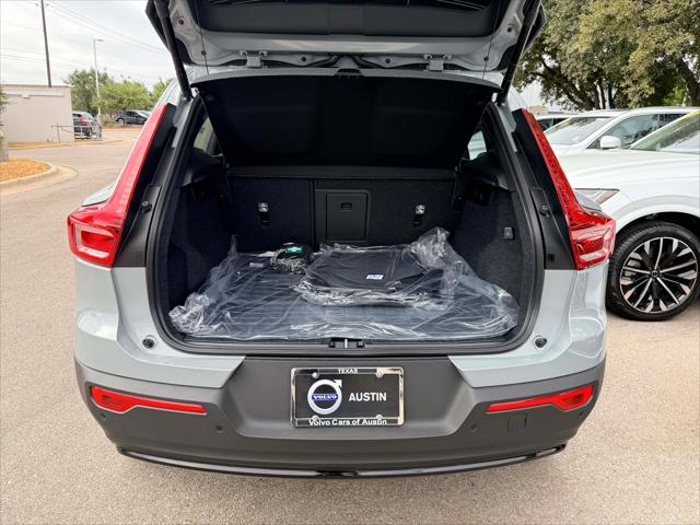 2026 Volvo XC40 Plus, B5 AWD Gas (mild hybrid), Dark