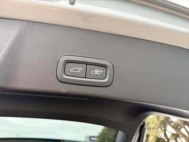 2026 Volvo XC40 Plus, B5 AWD Gas (mild hybrid), Dark