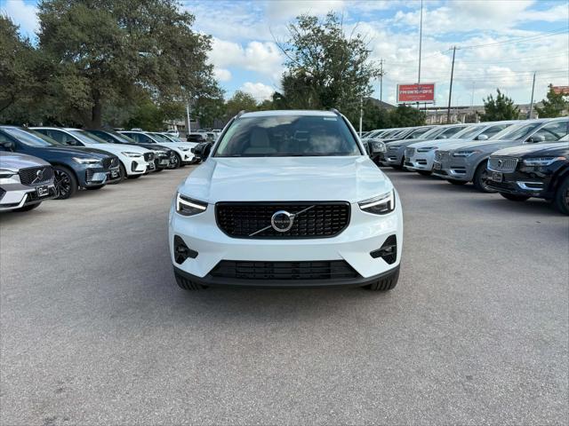 2026 Volvo XC40 Plus, B5 AWD Gas (mild hybrid), Dark