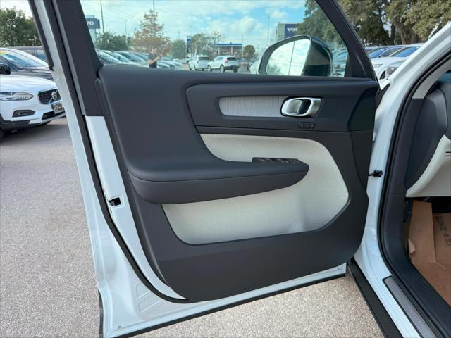 2026 Volvo XC40 Plus, B5 AWD Gas (mild hybrid), Dark