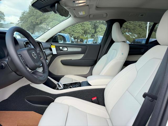 2026 Volvo XC40 Plus, B5 AWD Gas (mild hybrid), Dark