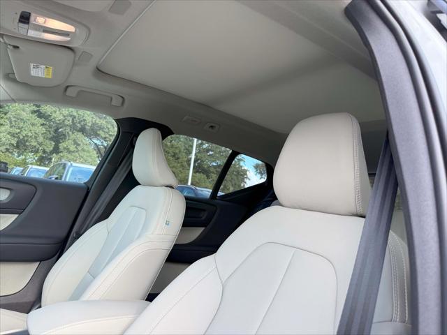 2026 Volvo XC40 Plus, B5 AWD Gas (mild hybrid), Dark