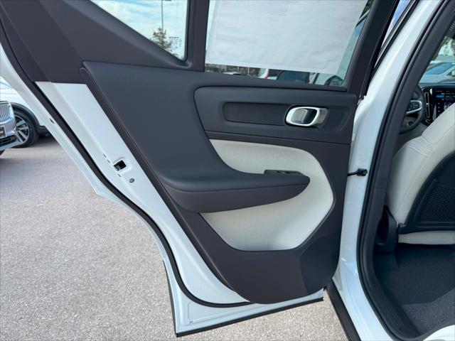 2026 Volvo XC40 Plus, B5 AWD Gas (mild hybrid), Dark