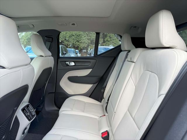 2026 Volvo XC40 Plus, B5 AWD Gas (mild hybrid), Dark