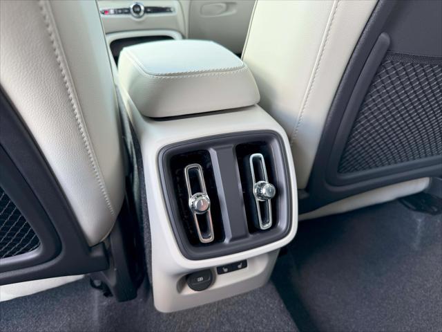 2026 Volvo XC40 Plus, B5 AWD Gas (mild hybrid), Dark